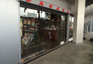 Porta automàtica instal·lada al Mercat del Bellcaire a Poblenou